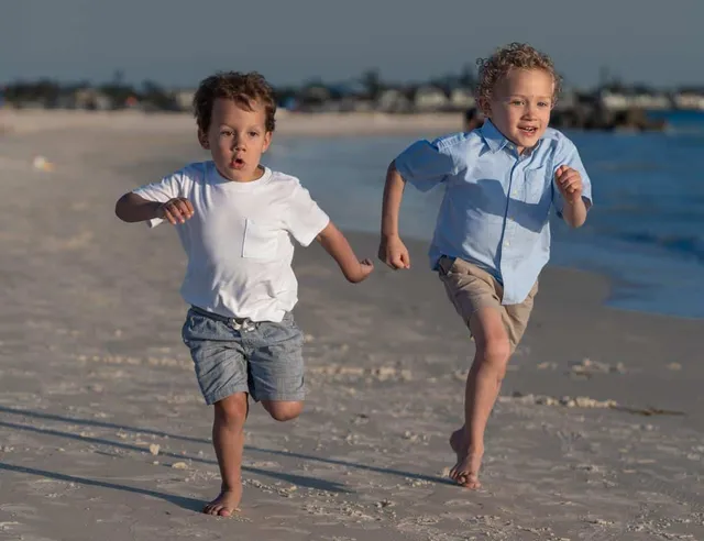 Outdoor family portrait on the Gulf Coast by Flamingo Photographers (2)
