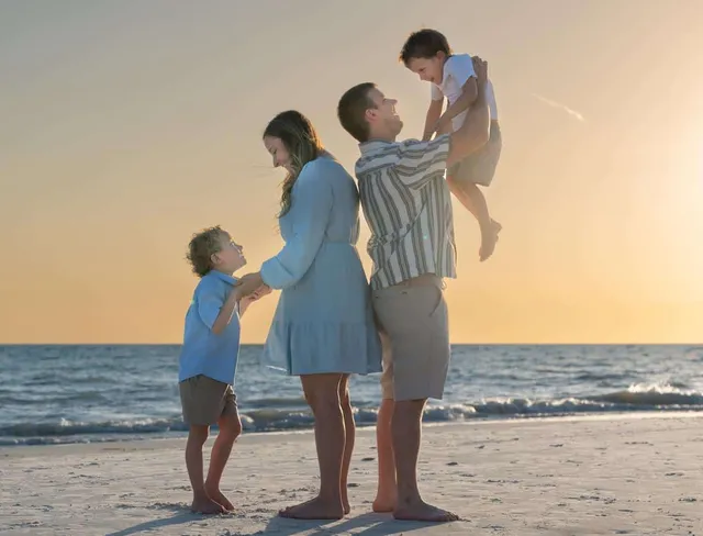 Outdoor family portrait on the Gulf Coast by Flamingo Photographers (7)