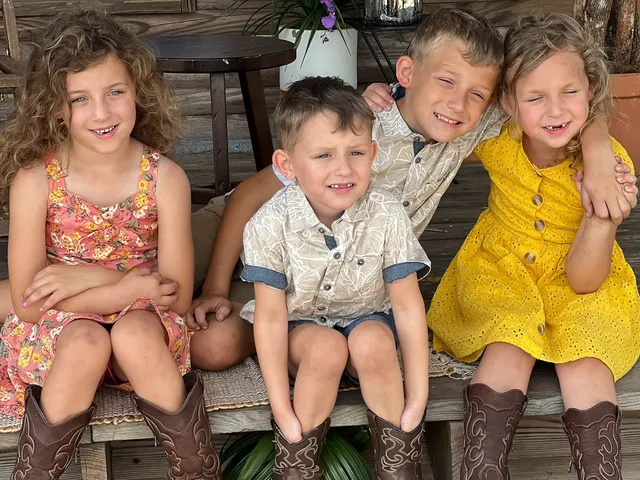 Outdoor family portrait on the Gulf Coast by Flamingo Photographers (21)
