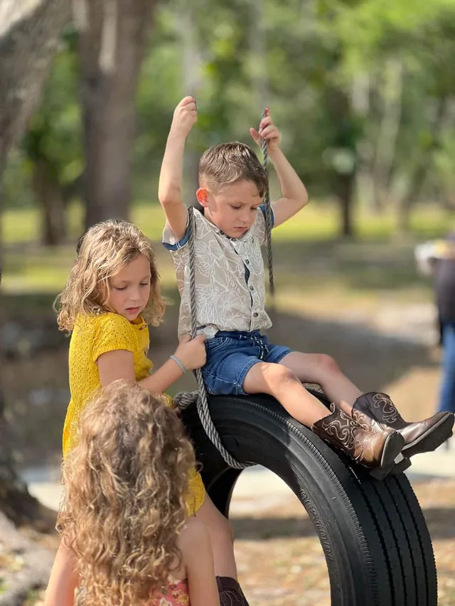 Outdoor family portrait on the Gulf Coast by Flamingo Photographers (26)