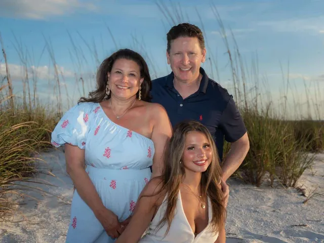 Outdoor family portrait on the Gulf Coast by Flamingo Photographers (9)